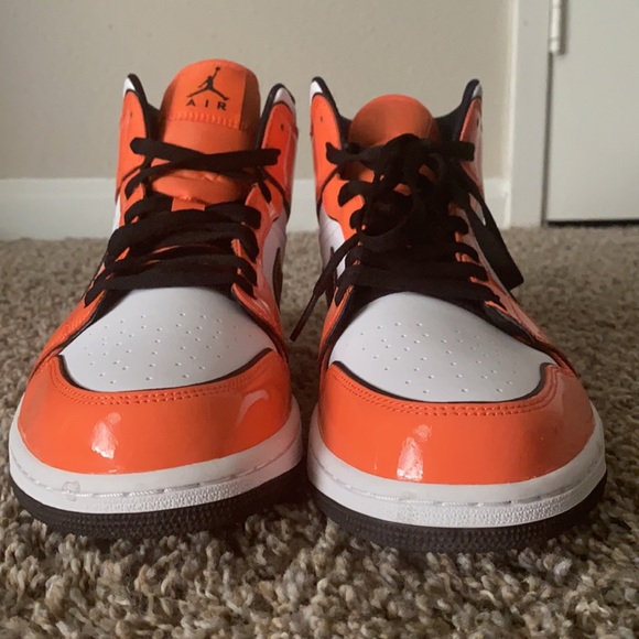 Air Jordan 1 Mid SE - Picture 2 of 3